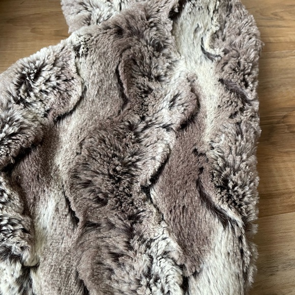 LOFT Faux Fur Infinity Scarf - Picture 15 of 17